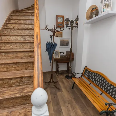 The House 3 * Μπουργκάς